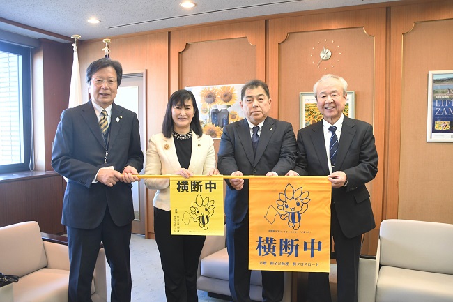 写真：左から、教育長、市長、かねやさとしさん、たかはしひでとしさん