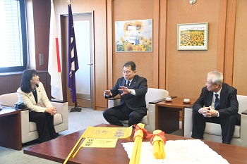 写真：市長、かねやさとしさん、たかはしひでとしさんが歓談をしている様子。