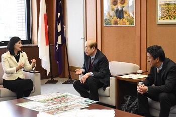 写真：寄贈式の様子