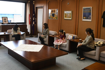 写真：表敬訪問の様子（参加者が座って談笑する様子）