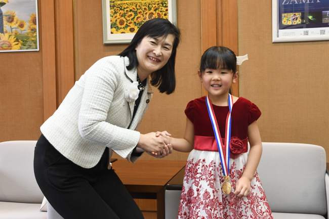 写真：市長と握手するやはぎさん