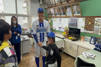 写真：きょうだ　ようた選手と児童が握手をする様子