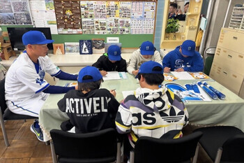 写真：きょうだ　ようた選手と児童が対話をする様子