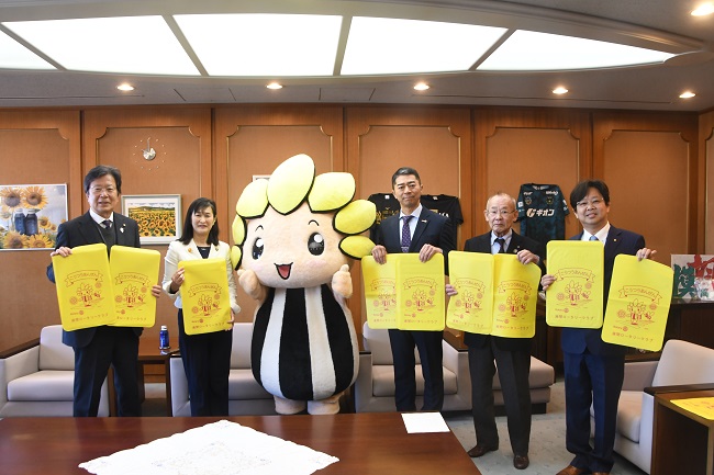 写真：市マスコットキャラクターざまりんと寄贈式出席者の集合写真
