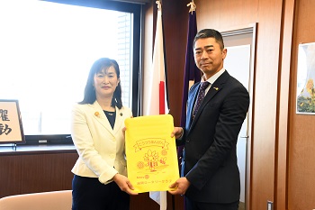 写真：左から市長、ふるきゆきふささん