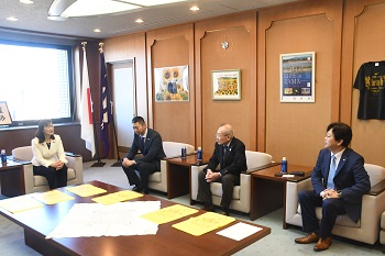 写真：寄贈式で歓談している様子