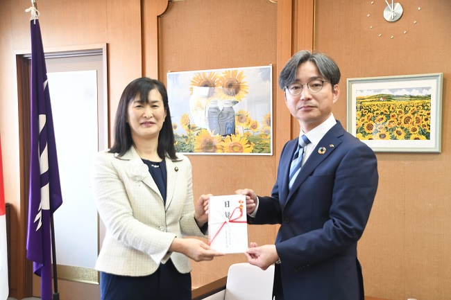 写真：左から市長、平塚信用金庫常務理事　いちかわまさのりさん