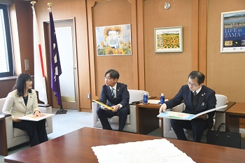 写真：寄贈式で歓談している様子