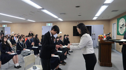 写真：修了証書交付1