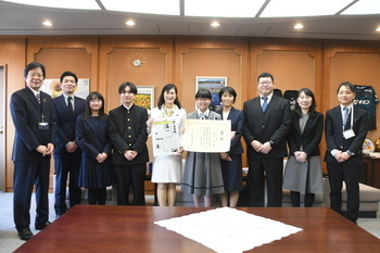 写真：左から、教育長、やながわ　ゆきひこさん、とくたけ　じゅんさん、やまぐち　かんたろうさん、市長、ふじかわ　あおいさん、ふじかわ　みどりさん、ふじかわ　ゆうきさん、入谷小学校長、北地区文化センター館長