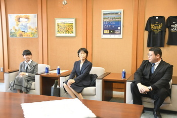 写真：左から、ふじかわ　あおいさん、ふじかわ　みどりさん、ふじかわ　ゆうきさん