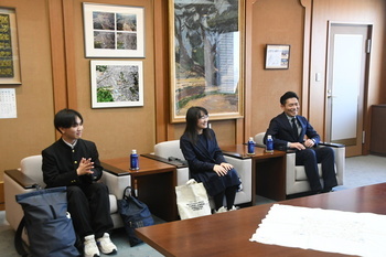 写真：左から、やまぐち　かんたろうさん、とくたけ　じゅんさん、やながわ　ゆきひこさん