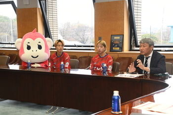 写真：社長や選手が意気込みなどを話す様子