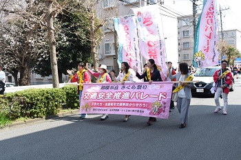 写真：相模が丘さくら祭りでのパレードの様子（横断幕）