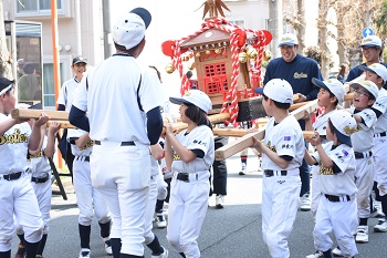 写真：相模が丘さくら祭りでのパレードの様子（おみこし）