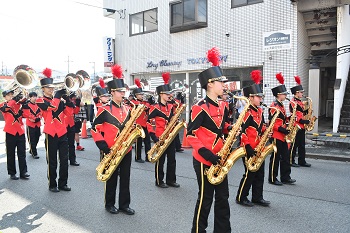 写真：相模が丘さくら祭りでのパレードの様子（マーチングバンド）