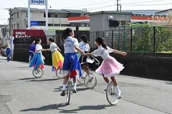 写真：相模が丘さくら祭りでのパレードの様子（一輪車）
