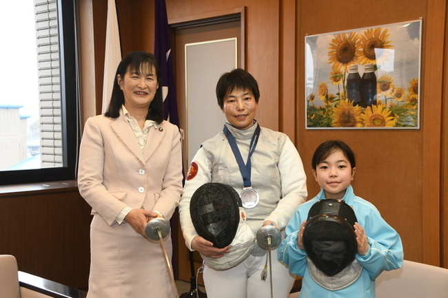写真：左から、市長、おく　ちひろさん、おく　みふゆさん