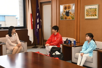 写真：表敬訪問の様子