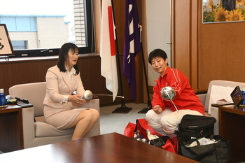 写真：実際に使用する道具の説明をするおく　ちひろさんと市長