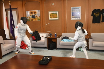 写真：表敬訪問で行われたフェンシングの実演の様子。左から、おく　ちひろさん、おく　みふゆさん