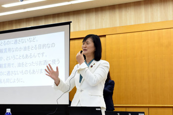 写真：市長が市民からの質問に回答する様子