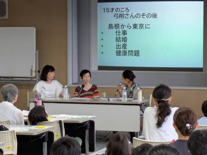 写真:ひまわり会会長の山本緑さんのインタビューを受ける同会員の弓削薫さん