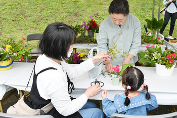 写真：生け花の体験の様子