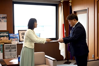 写真:市長がいちのせさんに交付決定通知書を交付する様子