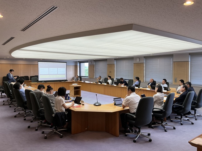 写真：研修会に参加した議員が講師の話を聞いている様子