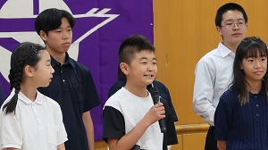 写真：大使が自己紹介している様子2