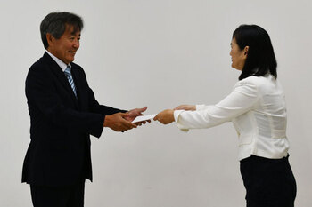 写真:市長がえんどうさんに交付決定通知書を交付する様子