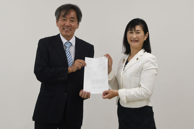 写真:左からえんどう よしのりさん、市長が互いに交付決定通知書を持って並ぶ様子
