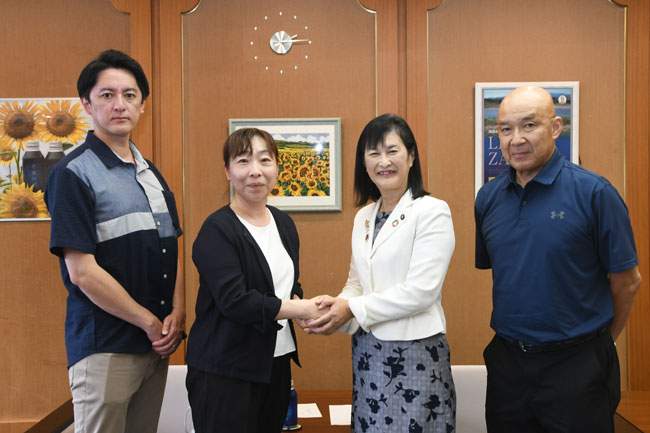 写真:左からしもやま かずひろさん、なかの まきこさん、市長、つだ けいすけさんが並んでいる様子
