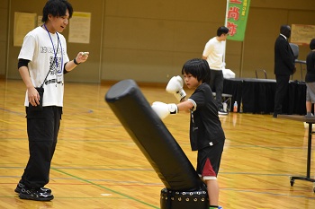写真:サンドバッグ体験の様子