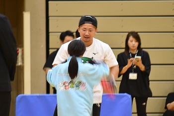 写真:ミット打ち体験に参加するいのうえたくま選手