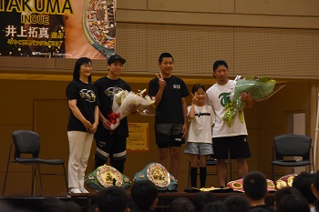 写真:参加者からいのうえなおや選手・たくま選手へ花束が贈呈された際の記念写真