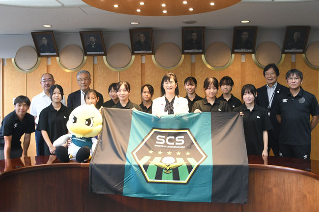 写真:市長がSC相模原の横断幕を掲げ、参加者が周りに集う集合写真