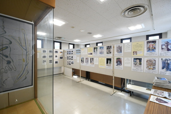 写真：リニューアルされた企画展示室。座間の身近な歴史を知るためのパネル展示が行われています。