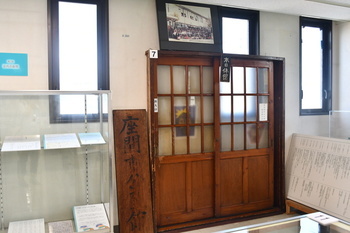 写真：旧座間市公民館講堂入口の引き戸の実物。実際に開けたり閉じたりすることができます。