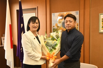 写真:市長がまんとくさんに花束を贈呈