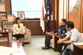 写真:表敬訪問の様子