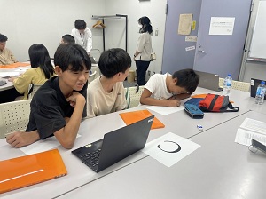 写真：参加者たちがシナリオを作っている様子