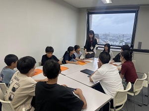 写真：参加者たちが集まって担当決めをしている様子