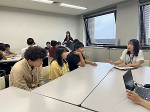 写真：参加者たちが担当決めについて話し合う様子