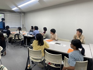 写真：参加者たちが座間フェアの内容を決めている様子（横から撮影）