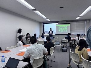 写真：参加者たちが座間フェアの内容を決めている様子（後ろから撮影）