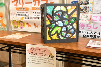 写真：みんなで作ったステンドグラス