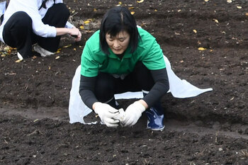 写真：座間市長が種まきをしている様子