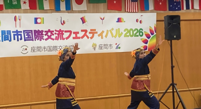 写真：参加者が伝統民族舞踊を披露する様子